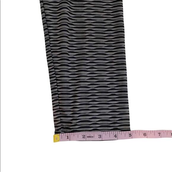 Gray & Black Stripe Print Brazilian Style Scrunch Bottom Lifting Leggings, XL - Picture 9 of 11